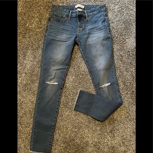 Jeans with frayed hem